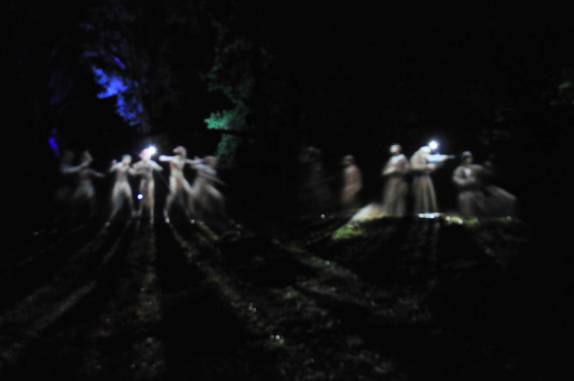 Hologramas criam verdadeiros fantasmas no excelente show de luzes e sons na missão de San Ignacio Mini, na Argentina